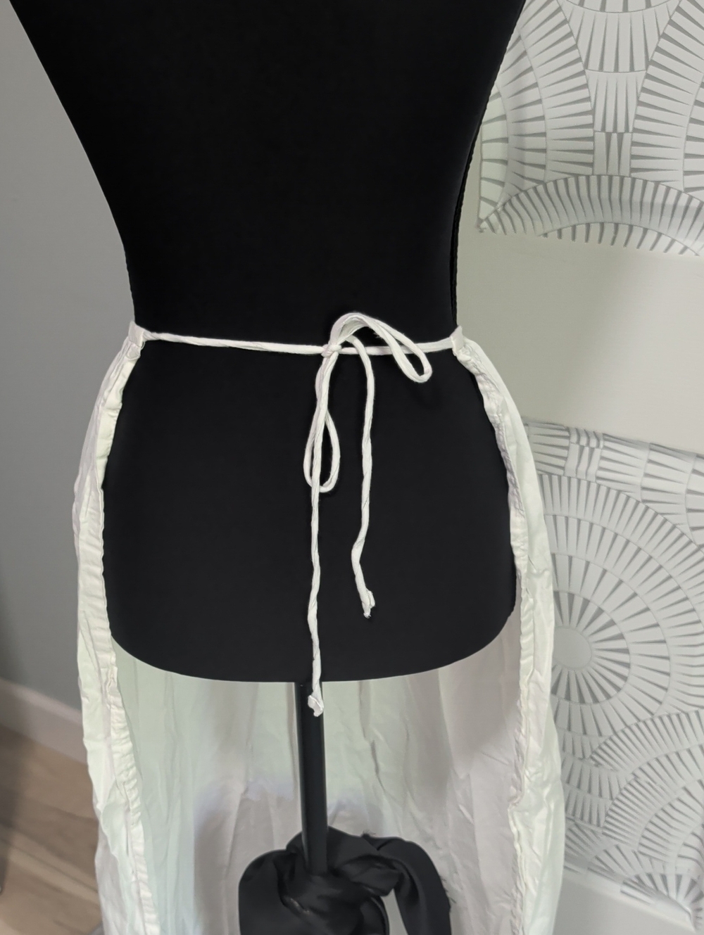 Vintage Women’s White Cotton Full-Length Apron With Pocket - Picture 3 of 4